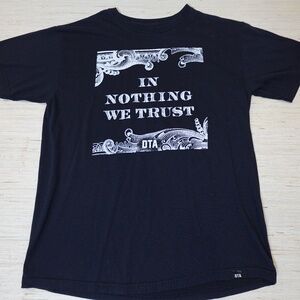 DTA “In Nothing We Trust” Graphic T-Shirt Black Size L